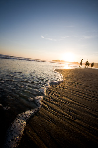 beach beachphotos sand ocean wave sunset peoplewalking acapulcodiamante playa atardecer arena ola goldenvisions