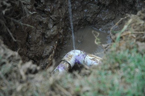 漏水是自來水運輸中常見的問題。(圖片來源：hannah8ball)
