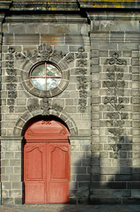 porta rossa, muro nero