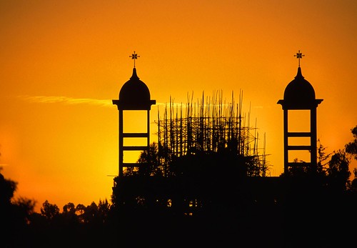 africa morning church silhouette sunrise ethiopia orthodox kirkko etiopia aamu afrikka siluetti addisabeba ortodoksinen vexi savijoki auringonnnousu silhuietti rakennustyömaa