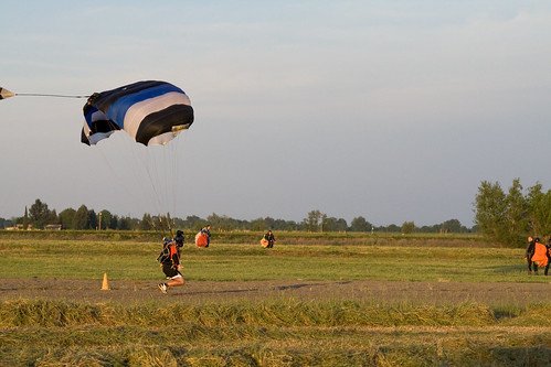 skydiving airport landing parachute