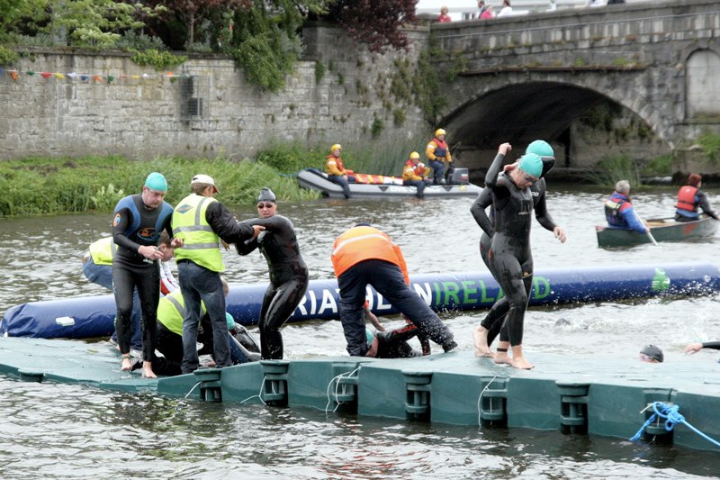 Sprint competitors get a hand to exit the water - TriAthy - I Edition - 2 June 2007