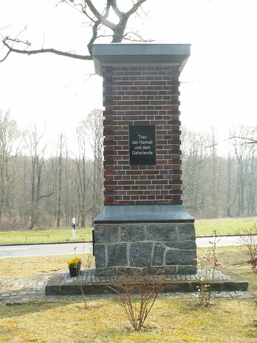 Stille und Einkehr am Kriegerdenkmal im Spreewald ein Soldatenabschied für immer auch von denen die das Volk für sich sterben lassen 363