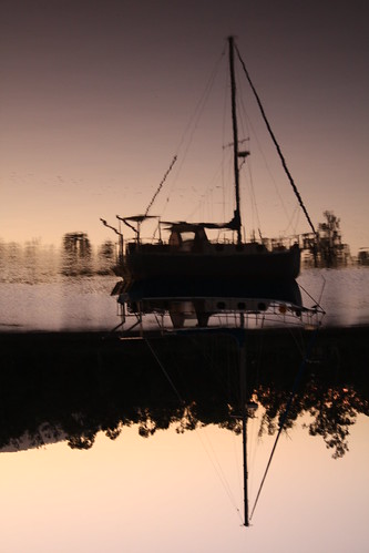 reflection sunrise river boat fitzroy rockhampton