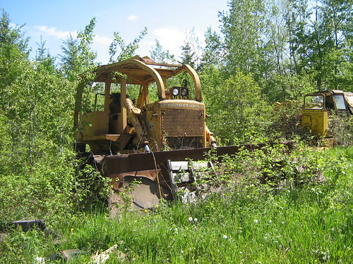 abandoned machine rusty h international bulldozer roadbuilder