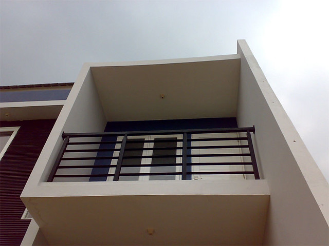 Balkon lantai 2 yang berbentuk BOX dengan railing besi pla 