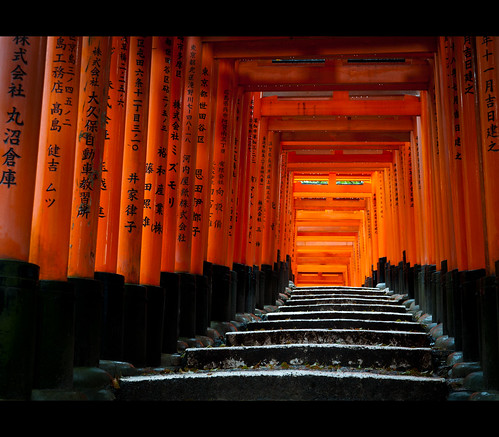 rain japan architecture landscape temple japanese spring ancient nikon kyoto shrine inari 京都 日本 tamron kansai torii vc vr taisha fushimi 春 gp1 1750mm d300s