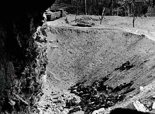 Cadáveres de republicanos en un cráter de las minas colocadas para volar el Alcázar de Toledo en 1936. Foto Erich Andres. Archivo General de la Administración