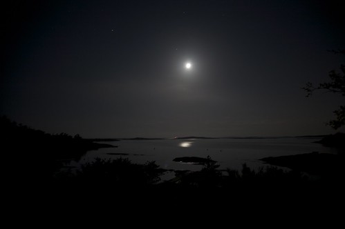 longexposure moon night dark cabin view oksrød