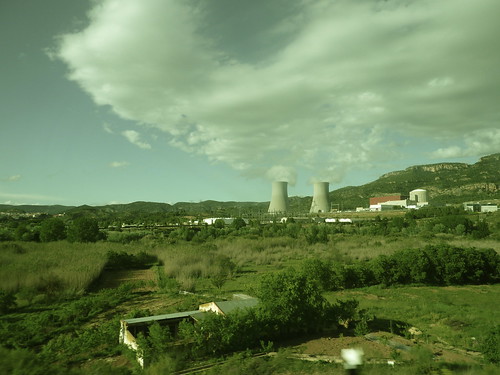 nubes chimeneas humo cofrentes centralnuclear