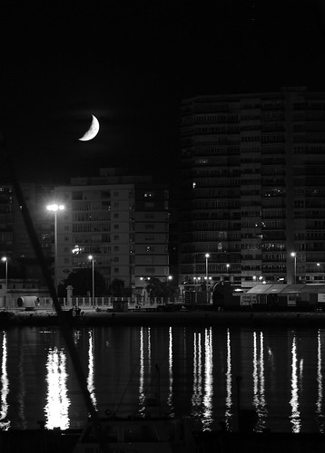 bw moon white black blanco marina reflections puerto spain barcos y ships negro olympus luna bn reflejo nightview malaga reflejos halfmoon e500 costadelsol59