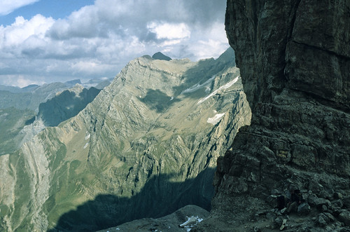 cloud mountain france film geotagged view mountaineering pyrenees pirineos gavarnie midipyrenees rocklayer geo:lat=4268855542 geo:lon=000678062 0tagged set:name=199809pyrenees