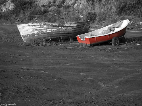 red blackandwhite bw españa byn blancoynegro boats botes spain barcos murcia barcas portman launión panasonicdmcl1 leicadvarioelmarit costacálida leicadasph pablogermade sweetselectivecolor