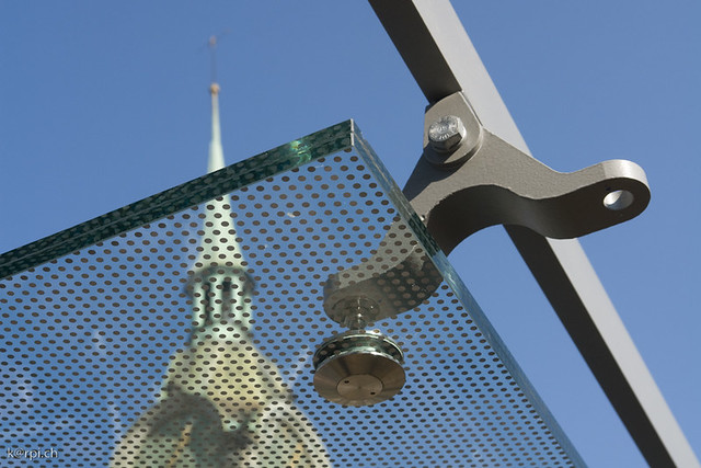 Bahnhofplatz Bern, die Glasaufhängungen rosten