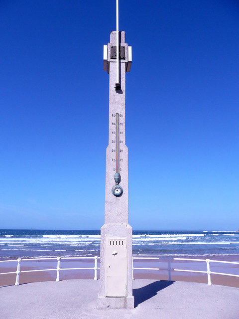 Termometro gigante en la playa de Gijon
