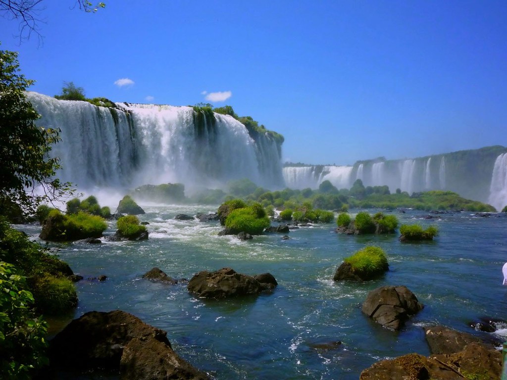 Водопады 6 класс. Бразилия водопады Игуасу глотка дьявола. Водопад Игуасу ЮАР. Водопад Игуасу материк. Водопад Игуасу в Южной Америке.