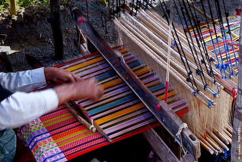 pakistan heritage colors rainbow pattern worker cloth weaving islamabad manufacturing tanabana lokvirsa aplusphoto khaddi