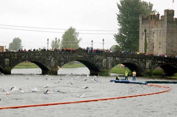 Swimmers go through Athys famous Cromaboo Bridge and White Castle - TriAthy - I Edition - 2 June 2007