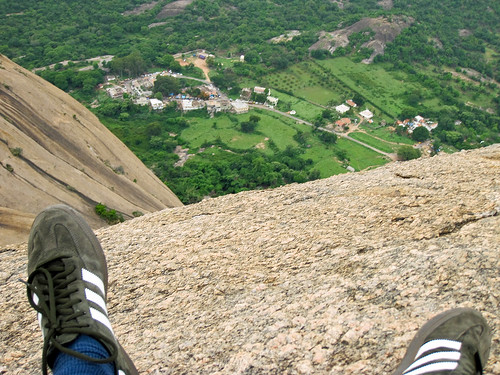 india rock shoes dorf village view hill granite aussicht karnataka schuhe indien savandurga hügel ind granit