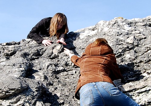 cliff sisters danger high rocks sweden climbing helen help reach camilla gotland ljugarn folhammar