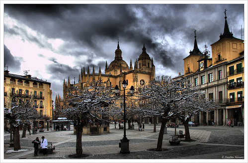 Plaza Mayor de Segovia, Catedral al fondo y Ayuntamiento a la derecha.