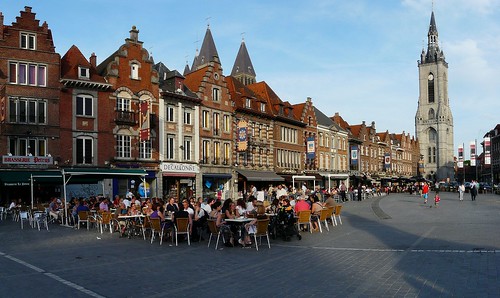 belgique grandplace façades cathédrale tournai beffroi terrasses frèresetsoeurs sortiefritesetbièresbelges