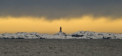 sky lighthouse snow norway geotagged island coast norge nikon fjord fyr snø larvik kyst svenner mrpb27 d40x 18200mmf3556gedifafsvrdx eftang geo:lon=10139179 geo:lat=59009368 andebakken