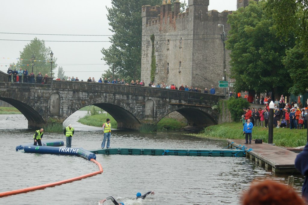 Last few meters of the swim... to big cheers from the growing crowd. - TriAthy - I Edition - 2 June 2007