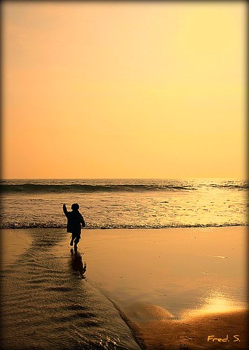 ocean game france beach silhouette kid sand play bretagne run sean finistère cloharscarnoët lepouldu longlive