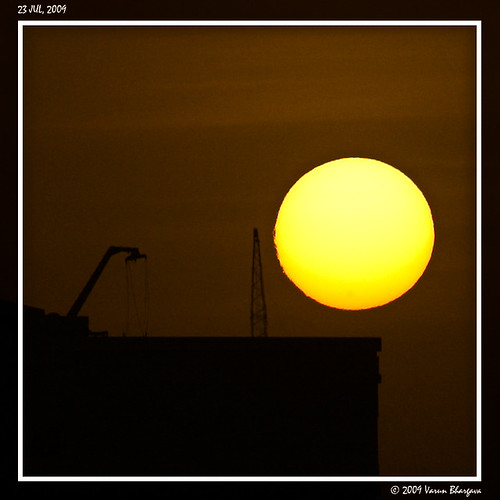 sunset uae abudhabi towercrane solarflares nikond40 varunbhargava sigma70200mmf28iiapoexdgmacro shabiya