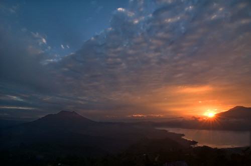 travel bali sun mountain lake sunrise indonesia volcano sunburst photosafari kintamani qool gunungbatur qoolens