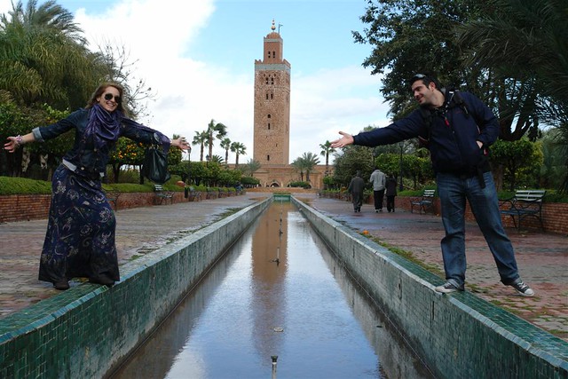 En los países musulmanes como aquí en Marruecos (siempre que el calor no sea exagerado) está bien ir tapadito, sobretodo las mujeres, pueden ir siempre bien con una falda larga.