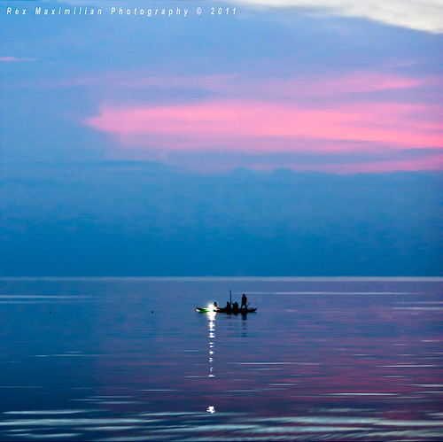 ocean sunset sea people lamp evening boat twilight fishermen philippines larena outrigger siquijor visayanislands guiwanonspring barangayluyang visayaslight