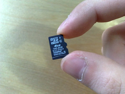 Holding Kingston microSD HC 4GB