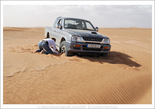 africa car geotagged mar sand desert stuck 4x4 pickup morocco transportation vehicle l200 mitsubishi allterrain soussmassadrâa geo:lat=2982473820 geo:lon=615925440 deuxchasse