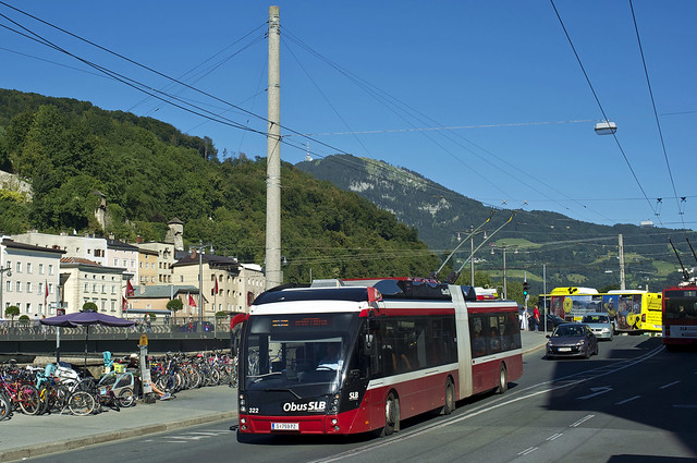 Der neueste Fahrzeugtyp in Salzburg gehört zur 'MetroStyle'-Gattung von Solaris. Wagen 322 am Hanuschplatz im Salzburger Stadtzentrum
