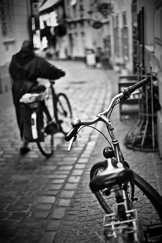 street city bw woman white house black bike germany geotagged 50mm dof pavement sony bikes push sw alpha fahrrad oldenburg f17 a900 bergstrase scharzweis geo:lat=53139618 geo:lon=8213098 derscheuch