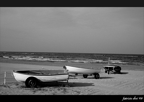 sea blackandwhite bw italy beach look boats mare barche bn fabrizio 2009 spiaggia senigallia biancoenero myshot latesummer olivi marotta oniricamente circolomicromosso lagalleriadellamente