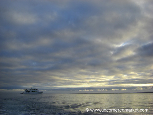 sunrise boat ecuador santacruzisland dpn galapagosislands blackturtlecove