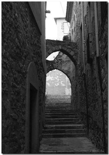 street bw españa blancoynegro blackwhite calle spain arches bn staircase catalunya montblanc tarragona escaleras arcos concadebarberà escharlamotor abutimiento echmotor