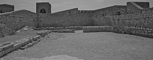 bw castle wall rocks fortress muralla castillo gravel rocas jaén alcázar almenas merlon grava yaiyan
