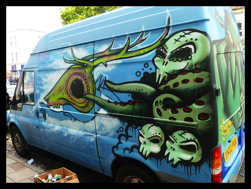 Upfest2011: Grafik Warfare getting busy on a van