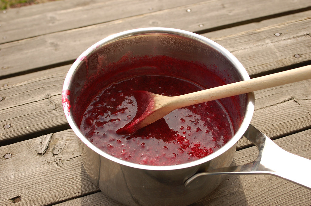 Cooking lingon berry jam