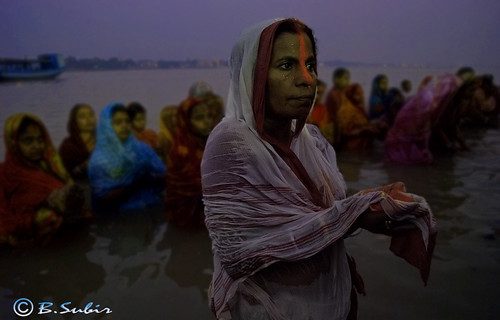 color river women bath chat prayer pray ritual ganges subir morningshot chhat subirbasak