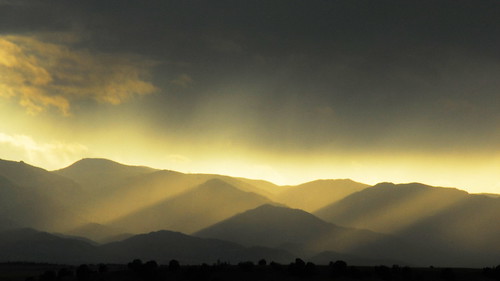 sun lake mountains wet clouds colorado pueblo reservoir rays