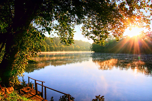 morning autumn sun mist fall river virginia surface treetops backroads blueridgemountains looms dlennis sunriseonthejamesriver