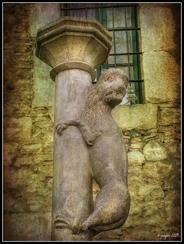 girona escultura pedra lioness beso leona leyendas lleona llegendes petó