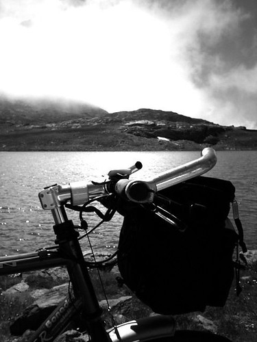 white mountain lake holiday black cicloturismo bike sport lago climb tour solo bici viaggi montagna bianco nero vacanze solitaire iphone salita solitaria traver passogavia iphone3gs alcor1