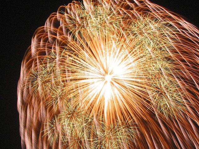 Golden Willow Burst with Crackling Cloud - Epic Fireworks
