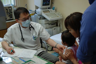 Photo:doctor_waku_seeing_patients By:WWF Climate